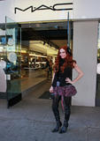th_95216_celebrity_paradise.com_TheElder_PhoebePrice2011_01_28_lunchatIvyandShoppingInBeverlyHills7_122_126lo.JPG