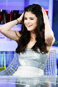 http://img241.imagevenue.com/loc215/th_38740_Selena_appearance_on_the_Spanish_TV_show_El_Hormiguero7_122_215lo.jpg