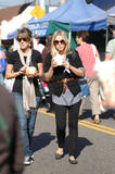 th_47983_Preppie_-_Kristen_Bell_buying_flowers_and_oranges_in_Los_Angeles_-_October_25_2009_077_122_220lo.jpg
