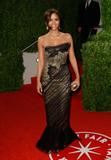 th_93239_Celebutopia-Halle_Berry_arrives_at_the_2009_Vanity_Fair_Oscar_party-09_123_254lo.jpg