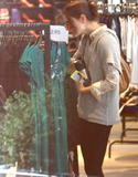 th_01686_Preppie_KatieHolmesshoppingwithIsabellaatHandMstoreinWestHollywood_March8201031_122_258lo.jpg