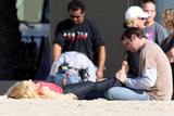 http://img241.imagevenue.com/loc28/th_47960_Hayden_Panettiere_2008-12-09_-_On_the_set_of_Heroes_726_122_28lo.jpg
