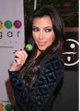 Kim Kardashian (Ким Кардашьян) - Страница 10 Th_19956_celebrity-paradise.com_Kim_Kardashian_lollipop_074_123_414lo