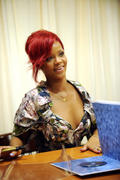 th_59844_RihannasignscopiesofRihannaRihannainNYC27.10.2010_209_122_414lo.jpg
