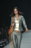 th_24295_md-fashionledge.com-ss07-rtw-newyork-w-republic-002-qwoqndrh_122_484lo.jpg