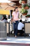 th_22790_Cindy_Crawford_has_lunch_with_a_friend_03_122_509lo.jpg