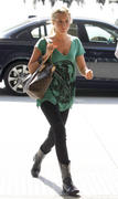 http://img241.imagevenue.com/loc582/th_83365_Ashley_Tisdale_made_her_way_to_a_meeting2_122_582lo.jpg