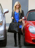 http://img241.imagevenue.com/loc95/th_68028_Ashley_Tisdale_out_in_Studios_City3_122_95lo.jpg