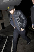 http://img241.imagevenue.com/loc130/th_05936_Robert_Pattinson_arrives_bearded_in_his_hotel3_122_130lo.jpg