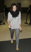 http://img241.imagevenue.com/loc176/th_17797_Hilary_Duff_at_LAX_airport43_122_176lo.jpg