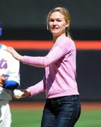 http://img241.imagevenue.com/loc395/th_80437_Julia_Stiles_at_First_Pitch_At_The_NY_Mets_Game10_122_395lo.JPG