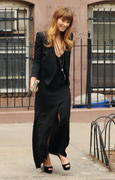 http://img241.imagevenue.com/loc425/th_722716448_Olivia_Wilde_candids_NYC2_122_425lo.jpg